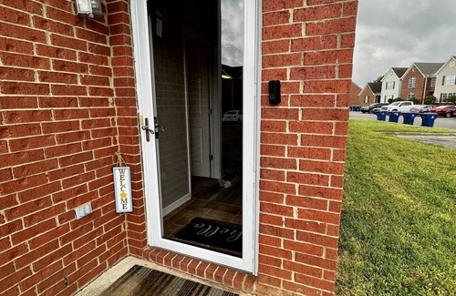 Horn Lake House | Cheerful 3bd/3ba home with Patio & Fireplace!