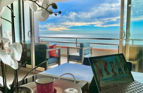 Primo Tapia House | Cheerful 4 bedroom with ocean front hot tub!