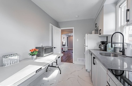 The Queensway House | Cheerful 4 Bed 2 Bath in Downtown Etobicoke