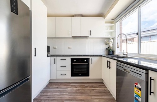 Plumpton House | Cheerful 4 bedroom home with parking on premises
