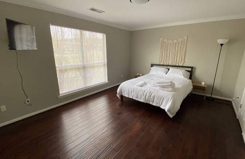 Pelham House | Cheerful 4-Bedroom Home with Master on 1st Level