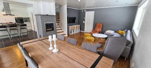 Flam House | Cheerful 4-bedroom home with fireplace, 1,5km from Flåm center