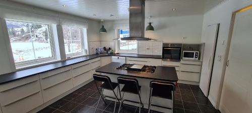 Flam House | Cheerful 4-bedroom home with fireplace, 1,5km from Flåm center