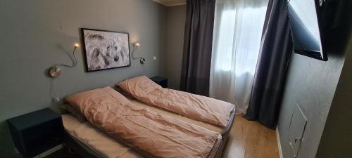 Flam House | Cheerful 4-bedroom home with fireplace, 1,5km from Flåm center