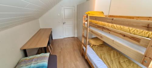 Flam House | Cheerful 4-bedroom home with fireplace, 1,5km from Flåm center