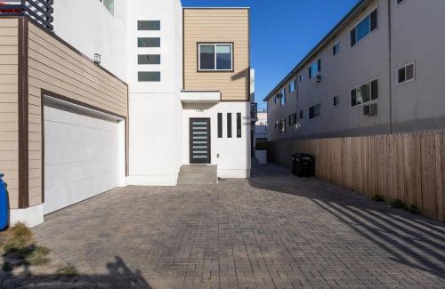 Little Armenia House | Cheerful 4BR home with parking in East Hollywood