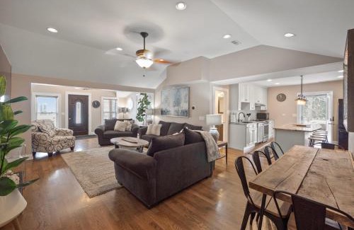 Fremont House | Cheerful 5-bedroom w/Screened Patio, Sleeps 10 in the heart of Fremont!