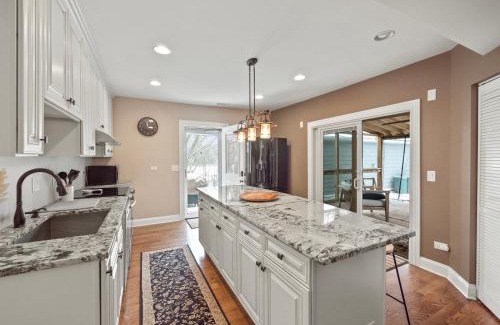 Fremont House | Cheerful 5-bedroom w/Screened Patio, Sleeps 10 in the heart of Fremont!