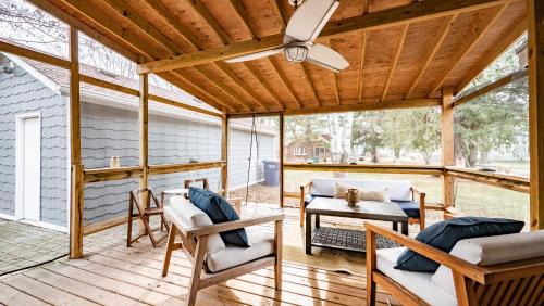 Fremont House | Cheerful 5-bedroom w/Screened Patio, Sleeps 10 in the heart of Fremont!