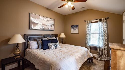 Fremont House | Cheerful 5-bedroom w/Screened Patio, Sleeps 10 in the heart of Fremont!
