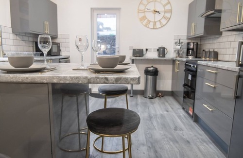 Dover House | Cheerful 6 Bed with Hot Tub @ The Grey Elegance