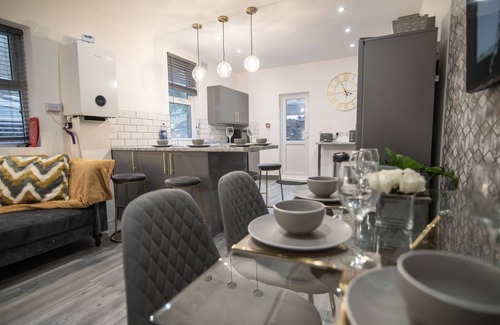 Dover House | Cheerful 6 Bed with Hot Tub @ The Grey Elegance