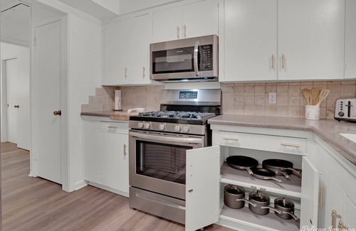 Broadmoor House | Cheerful and chic- newly renovated home 4br/3b