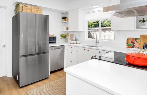 Fairvilla House | Cheerful and stylish 2-bedroom with parking, centrally located