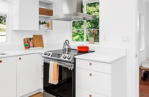 Fairvilla House | Cheerful and stylish 2-bedroom with parking, centrally located