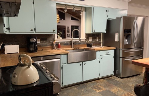 Oxford House | Cheerful, artsy 3BR house with pool - 10 min to the Square