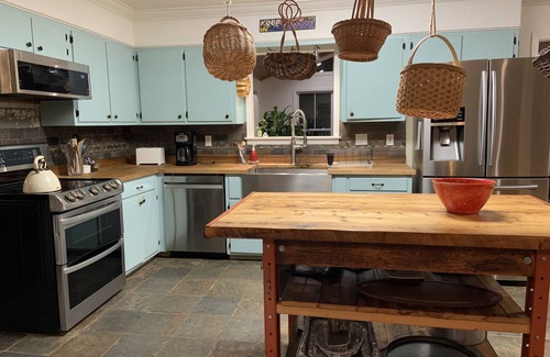 Oxford House | Cheerful, artsy 3BR house with pool - 10 min to the Square