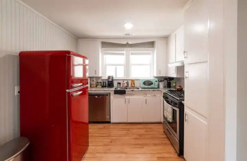 Benton House | Cheerful Boho Stay - Minutes From Hospital