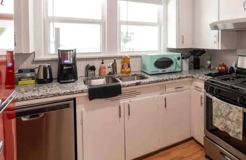 Benton House | Cheerful Boho Stay - Minutes From Hospital