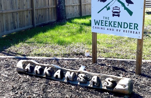 Plainview Cabin | Cheerful cabin with KING bed and WiFi, AC in charming Plainview