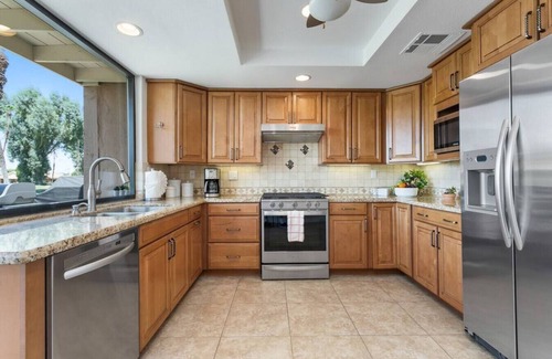 Palm Desert House | Cheerful Condo in Monterey Country Club 2BR + Den