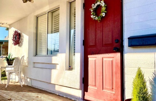 Mesa House | Cheerful cottage in charming Temple neighborhood.