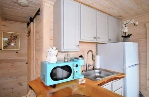 Edgecomb Cottage | Cheerful Cottage with Loft 9