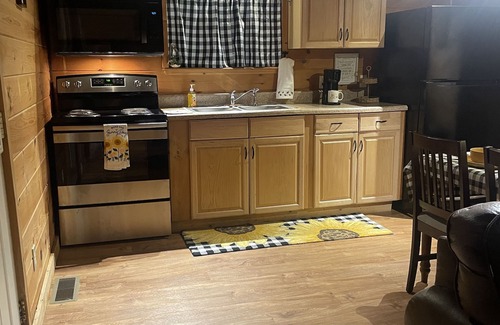 Cosby Cabin | Cheerful & Cozy 2BD/2BA Cabin. Amazing rates for your visit!