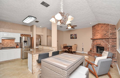 Clear Lake House | Cheerful Home in Clear Lake minutes from JSC/NASA