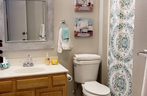 Wylie House | Cheerful home in downtown Wylie
