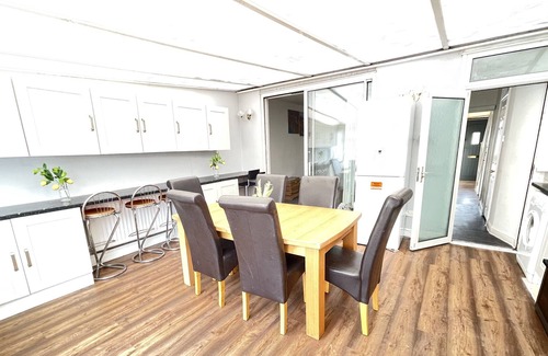 Edmonton House | Cheerful House 20 minutes from Central London