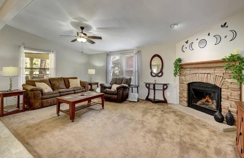 Munds Park House | Cheerful Mountain Escape