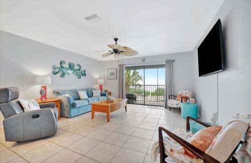 Bradenton Beach House | Cheerful Pelican on Anna Maria Island