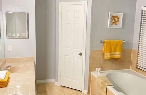 Thonotosassa House | Cheerful-Spacious Townhome