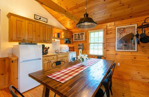 Lincolnville House | Cheerful Two Bedroom Cabin - 10 minutes to Camden!