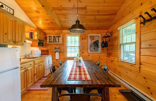 Lincolnville House | Cheerful Two Bedroom Cabin - 10 minutes to Camden!
