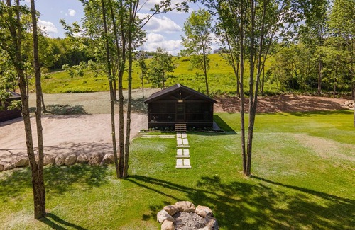 Lincolnville House | Cheerful Two Bedroom Cabin - 10 minutes to Camden!
