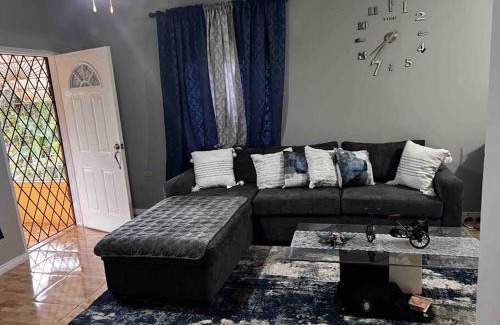 Mandeville House | Cheerful VinAdas