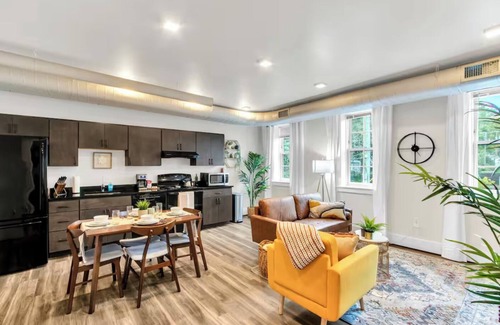 Ypsilanti Apartment | Chelsea Place: Premier Modern Downtown 2BR Loft