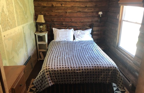 Onemo Cabin | Chesapeake Bay Secluded Waterfront Log Cabin