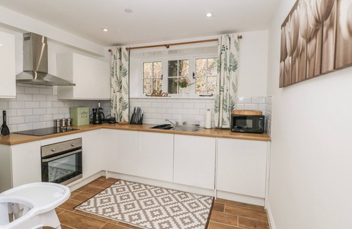 Hollow Meadows Cottage | CHESTNUT COTTAGE, pet friendly, with a garden in Stocksbridge