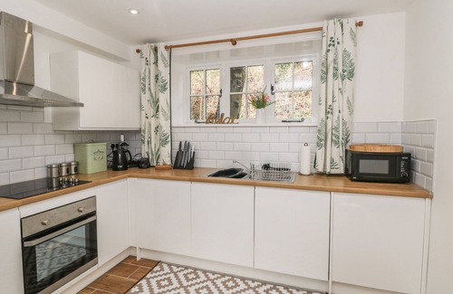 Hollow Meadows Cottage | CHESTNUT COTTAGE, pet friendly, with a garden in Stocksbridge