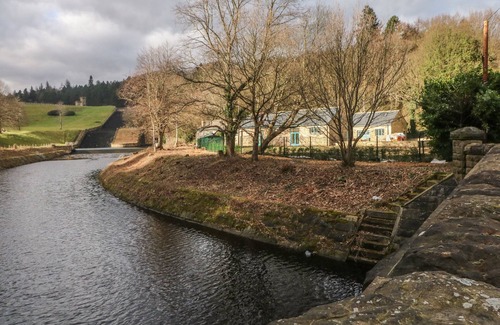 Hollow Meadows Cottage | CHESTNUT COTTAGE, pet friendly, with a garden in Stocksbridge