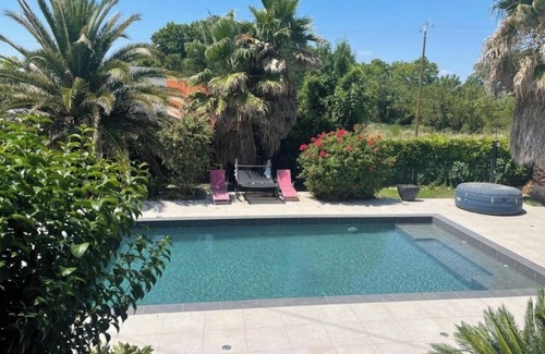 Montbazin Apartment | Chez Isa - apartment with pool and jacuzzi