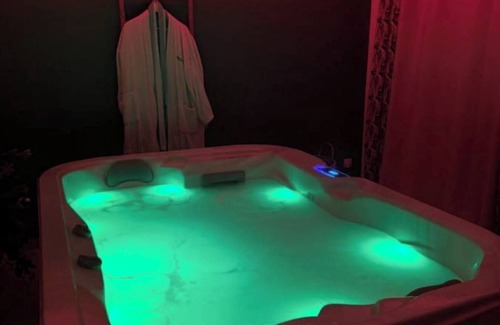 Montbazin Apartment | Chez Isa - apartment with pool and jacuzzi