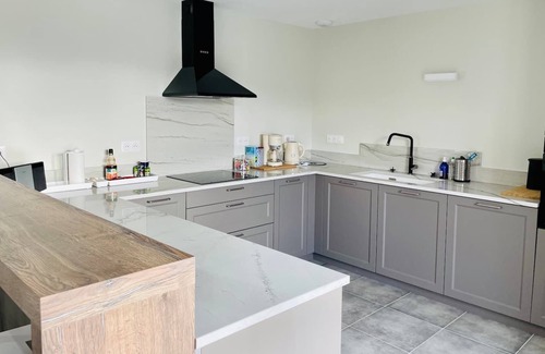 Rouvres-la-Chetive House | Chez la Rose luxury cottage with jacuzzi