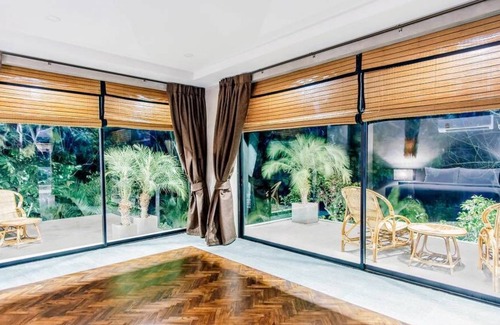 Saraphi Villa | Chiang Mai Luxury Private Pool Villa (5 Bedrooms, Terrace Views, Hi-Speed WiFi)