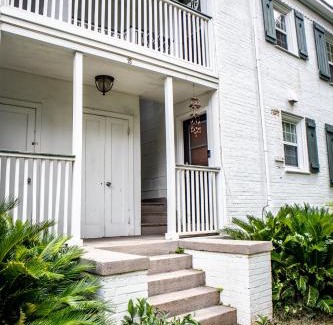 Mobile Apartment | Chic 1 Bed Condo with Pool, Hot Tub, and Parking Near Downtown Mobile