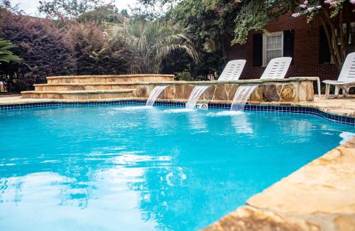 Mobile Apartment | Chic 1 Bed Condo with Pool, Hot Tub, and Parking Near Downtown Mobile