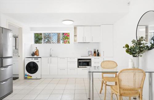 Bridgeman Downs Apartment | Chic 1-Bed Escape with Parking Bridgeman Downs